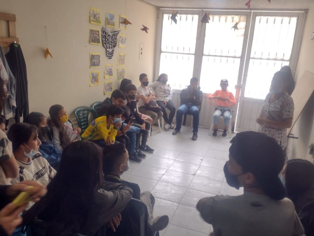 Bogota reunion escuela pensamiento Presentación de un módulo de la Escuela de Acción Noviolenta (ESAN) en la localidad de Bosa. Participaron 45 niñas, niños y jóvenes