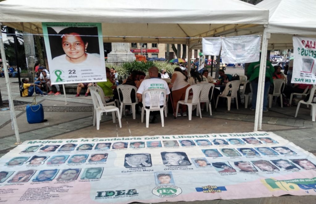 Antioquia planton medellin Celebración en Medellín del día del detenido -desaparecido con un plantón y la actividad ‘pintando la memoria’